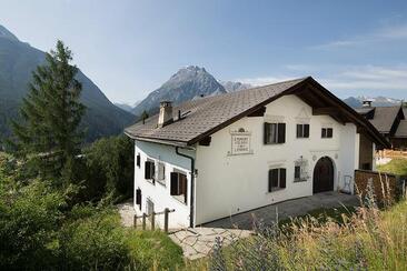 Die Chasa Diala, ein Engadinerhaus in Hanglage mit herrlichem Blick nach Süden in die Berge.