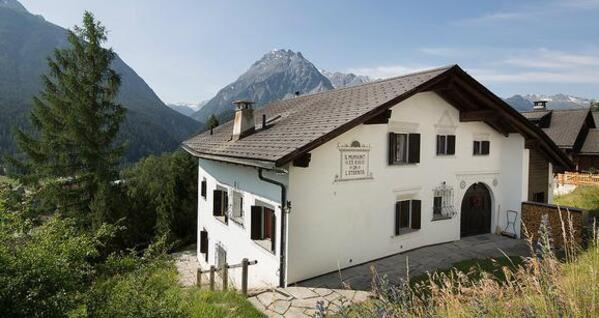 Die Chasa Diala, ein Engadinerhaus in Hanglage mit herrlichem Blick nach Süden in die Berge.