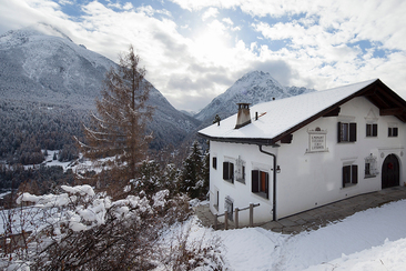 Die Chasa Diala, ein Engadinerhaus in Hanglage mit herrlichem Blick nach Süden in die Berge.