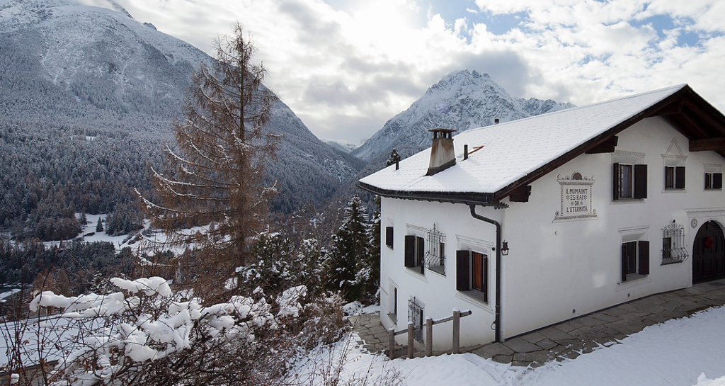 Die Chasa Diala, ein Engadinerhaus in Hanglage mit herrlichem Blick nach Süden in die Berge.