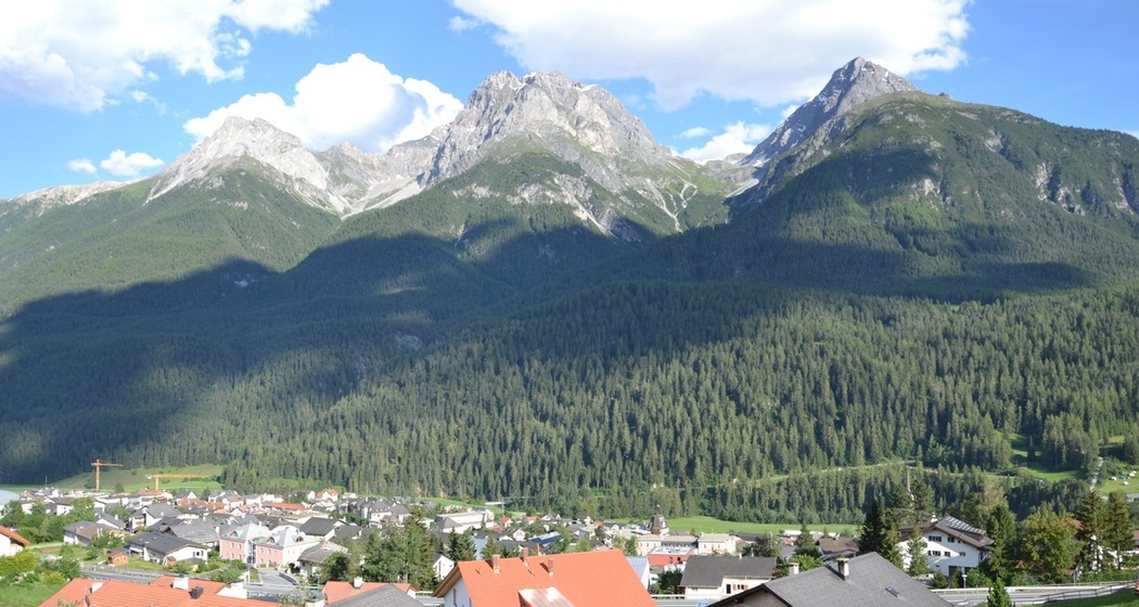 Die Aussicht vom Balkon auf die Engadiner Dolomiten