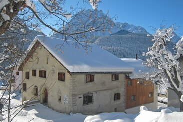 Aussenansicht der Chasa Minar im Winter