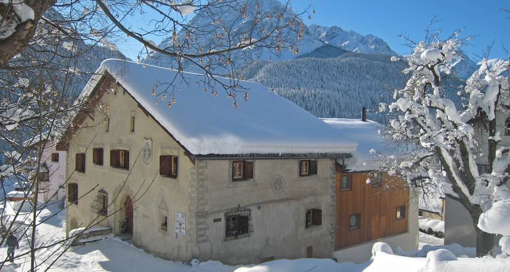 Aussenansicht der Chasa Minar im Winter