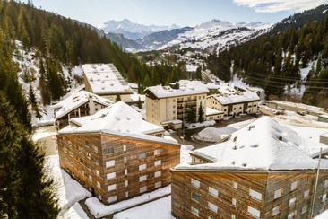 Appartamento mansardato con vista sulle montagne vicino alla stazione a valle di LAAX