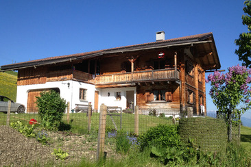 Der Cavadurahof im Sommer