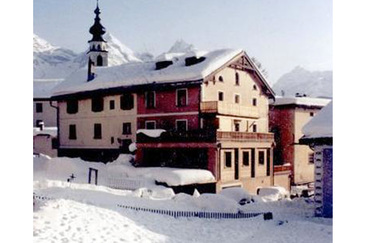 Die Chasa Mikesch von Nordwesten gesehen. Die Wohnung liegt im 3. und 4. OG