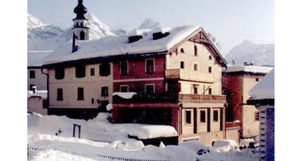 Die Chasa Mikesch von Nordwesten gesehen. Die Wohnung liegt im 3. und 4. OG