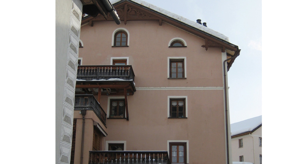 Die Chasa Mikesch von der Straße aus gesehen