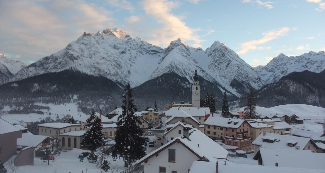 Ftan im Winter. Rechts unter dem Kirchturm in altrosa: die Chasa Mikesch