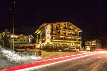 Hotel Cresta Nachtaufnahme