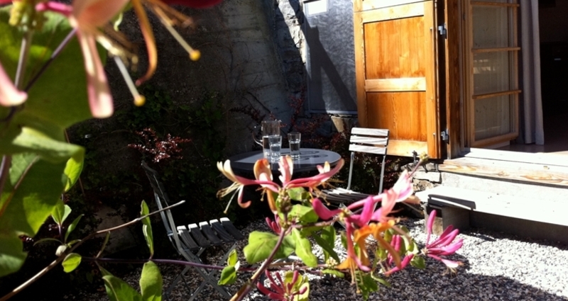 Ferienhaus Altes Schulhaus - Gartensitzplatz Sommer