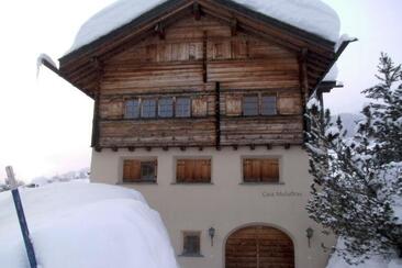 Ferienwohnung Casa Muladiras Sutter - Ansicht Sommer