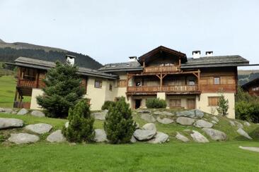 Ferienwohnung Casa Muladiras Sutter - Ansicht Sommer