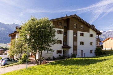 Ferienwohnung Davos Caplan Ledermann - Hausansicht Sommer