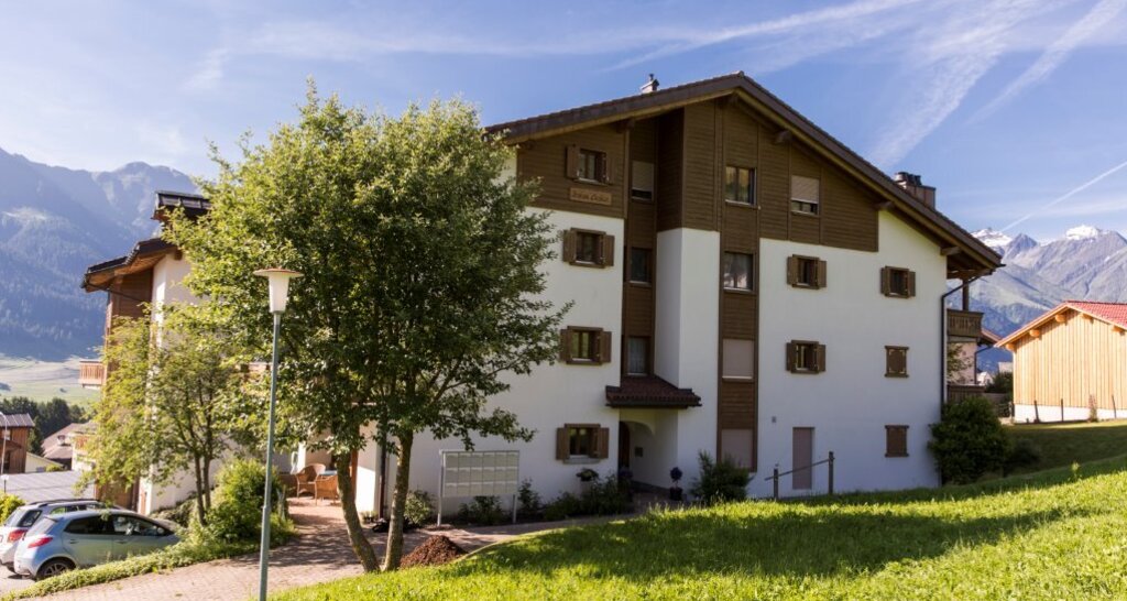 Ferienwohnung Davos Caplan Ledermann - Hausansicht Sommer