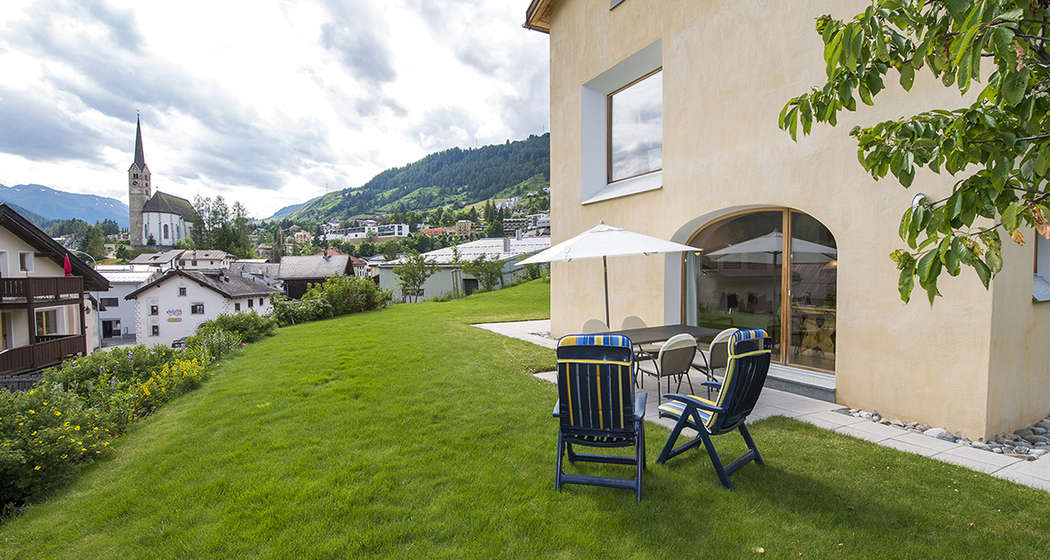 Sitzplatz mit Sicht zur Kirche