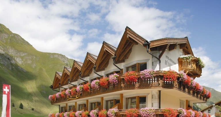 Bündnerhof im Sommer