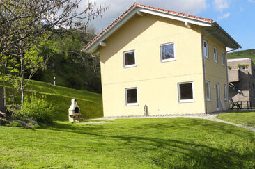 Ferienhaus Bual da Rumein - Hausansicht Sommer von Westen