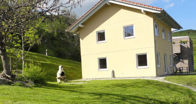 Ferienhaus Bual da Rumein - Hausansicht Sommer von Westen