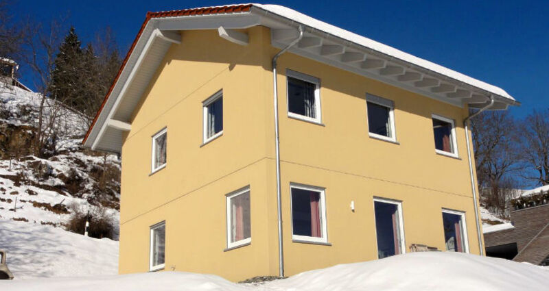 Ferienhaus Bual da Rumein - Hausansicht Winter von SW