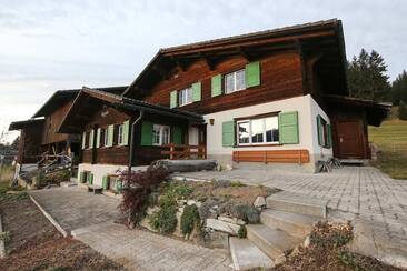 Chalet Raggälia, Aussenansicht im Sommer