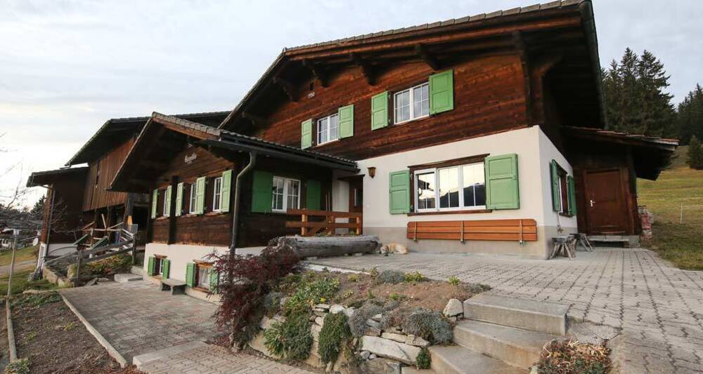 Chalet Raggälia, Aussenansicht im Sommer