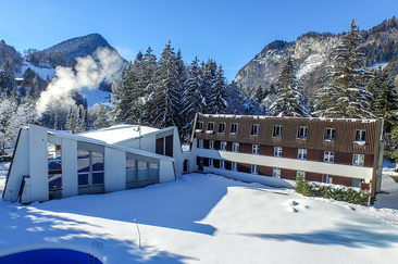 Hotel Grüsch im Hintergrund die Chlus, der Eingang zum Prättigau