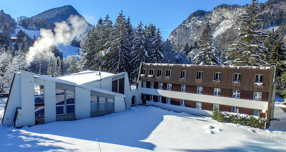 Hotel Grüsch im Hintergrund die Chlus, der Eingang zum Prättigau