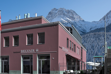 Aussenfassade Badehotel Belvair Winter