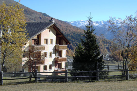 Haus mit Blick Richtung Ortler