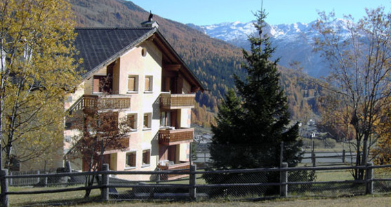 Haus mit Blick Richtung Ortler