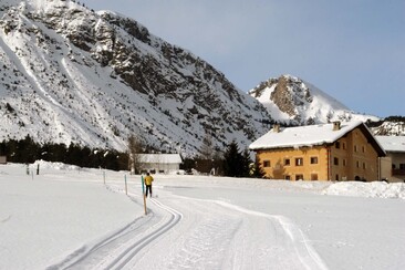 Loipe durch das Val Müstair mit Chasa Müfaits im Hintergrund