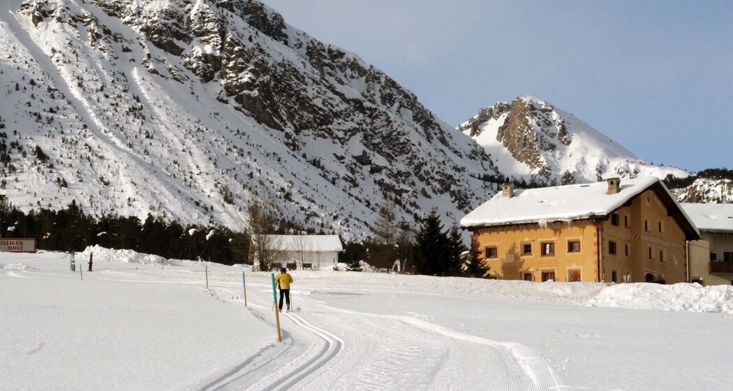 Loipe durch das Val Müstair mit Chasa Müfaits im Hintergrund