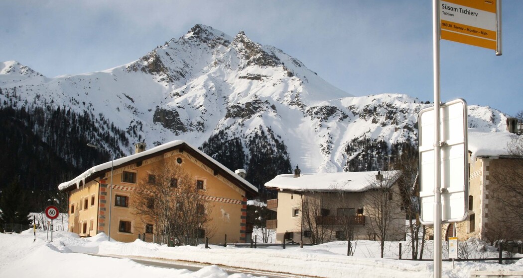 Chasa Müfaits mit Bushaltestelle Tschierv Süsom