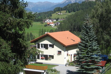 Blick nach Chaposch und Schloss