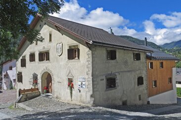 Aussenansicht der Chasa Minar im Sommer