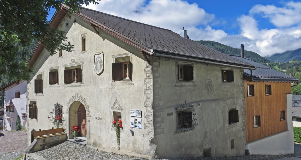Aussenansicht der Chasa Minar im Sommer
