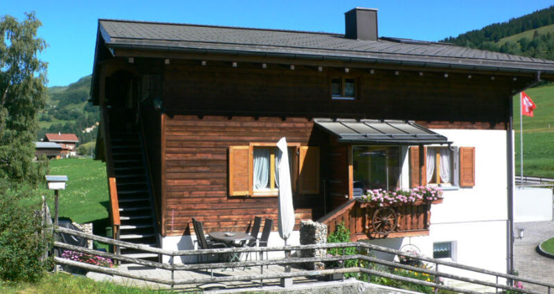 Ferienwohnung Soldanella Tschuor, Giraniga - Ansicht Sommer