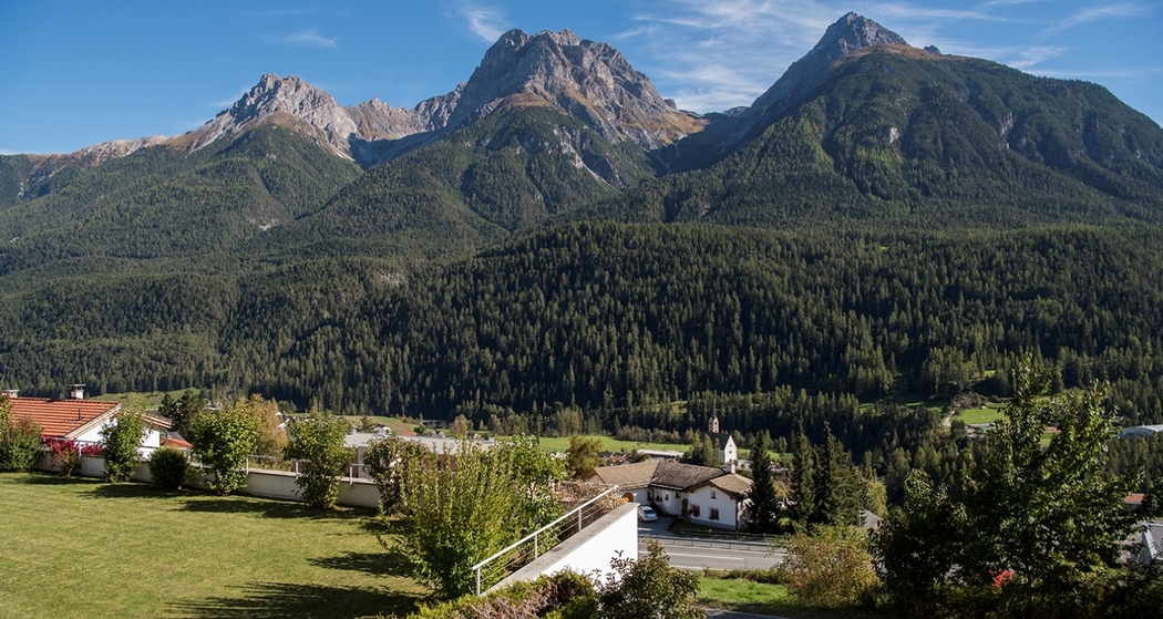 Die Aussicht vom Balkon auf die Engadiner Dolomiten