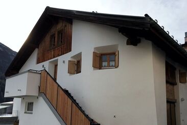 Haus mit Treppenaufgang zur Wohnung