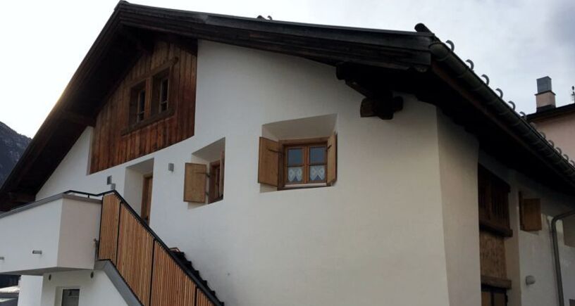 Haus mit Treppenaufgang zur Wohnung