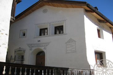 Engadinerhaus im Sommer