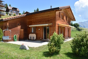 Ferienhaus Casa Sutgera -Ansicht mit Terrasse Sommer