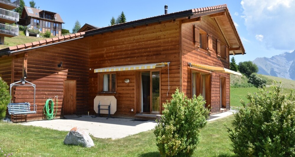 Ferienhaus Casa Sutgera -Ansicht mit Terrasse Sommer