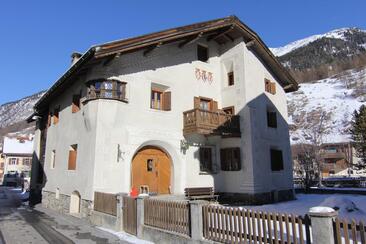 Frontansicht der Chasa Städler mit Balkon welcher zur Ferienwonung gehört.