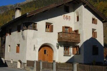 Frontansicht der Chasa Städler mit Balkon welcher zur Ferienwonung gehört.