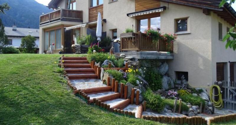 Aussenansicht im Sommer