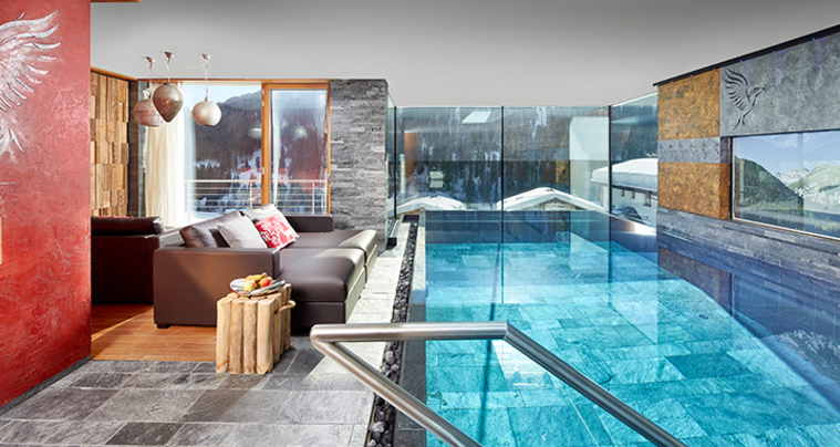 Infinity Panorama Naturstein-Swimmingpool mit Whirlpool & Massagebank