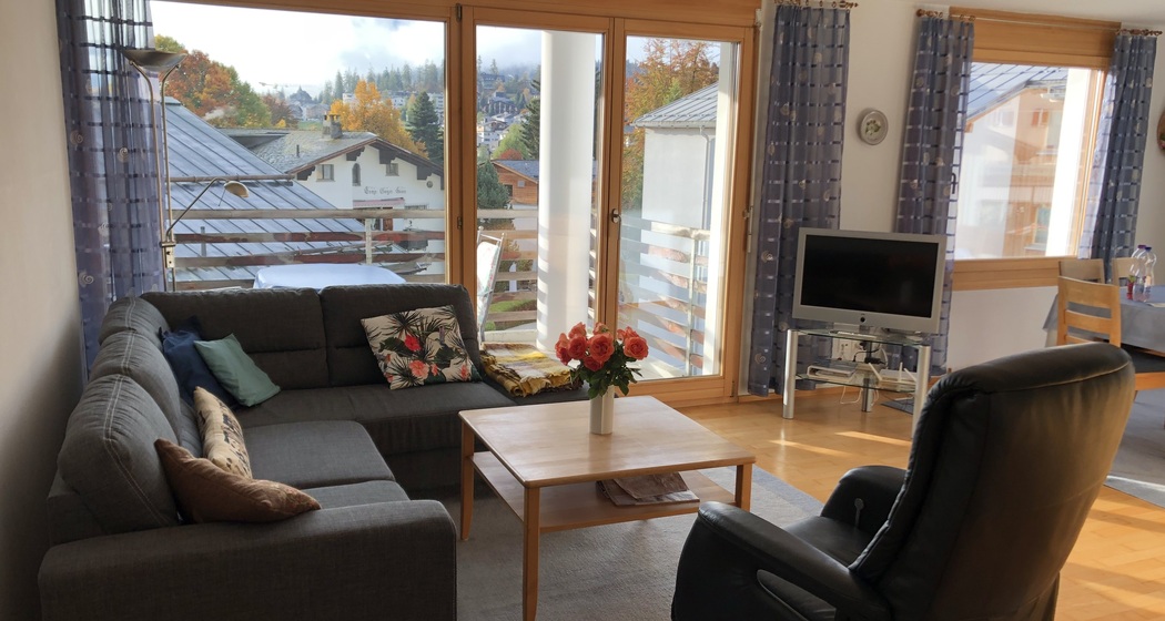 Wohnzimmer und Balkon