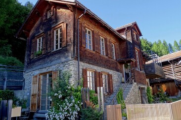 Ferienhaus Altes Schulhaus - Ansicht Sommer